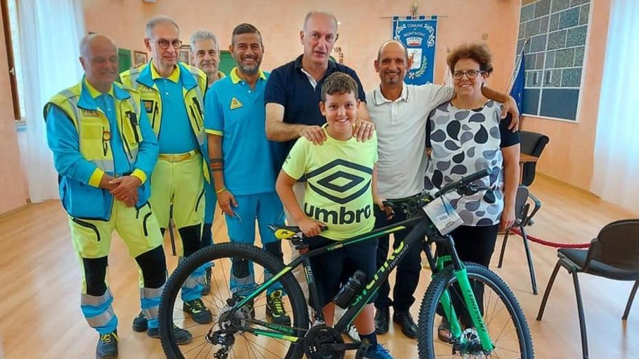 Il sorriso di Manuel con la sua bici ricomprata dopo il furto sotto casa