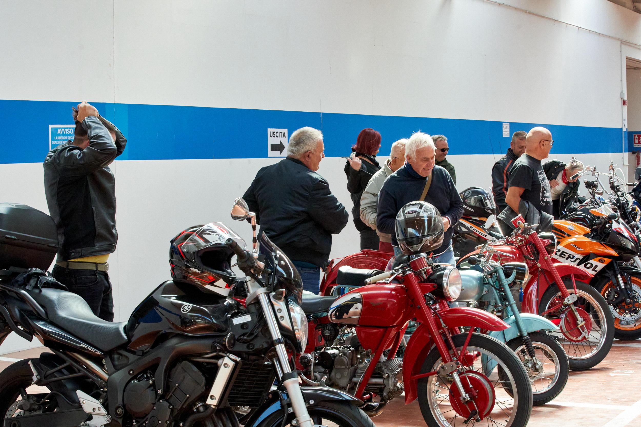 Il rombo di 150 moto Guzzi al parcheggio Scotti di Empoli