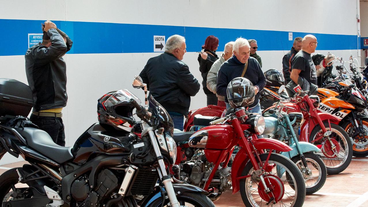 Il rombo di 150 moto Guzzi al parcheggio Scotti di Empoli