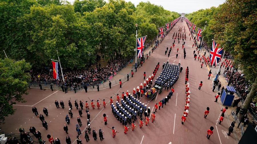 Il mondo commosso per l’ultimo addio a Elisabetta II: i funerali a Londra, migliaia per strada commossi