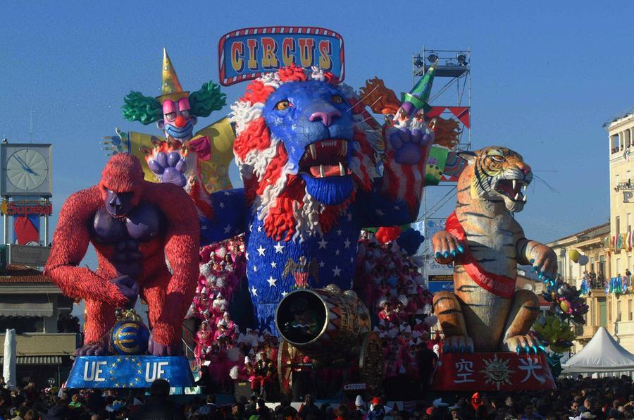 ®Circus¯, il carro realizzato da Simone Politi e Federica Lucchesi CARNEVALE VIAREGGIO 2001