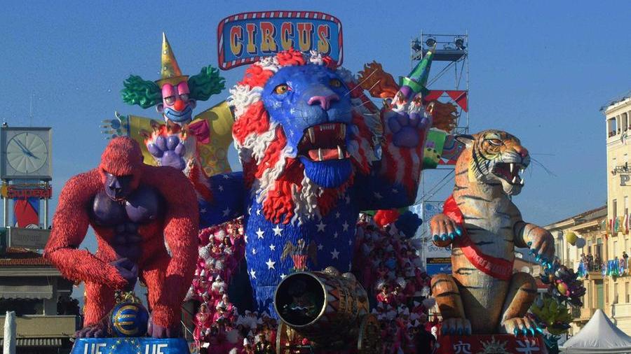 ®Circus¯, il carro realizzato da Simone Politi e Federica Lucchesi CARNEVALE VIAREGGIO 2001