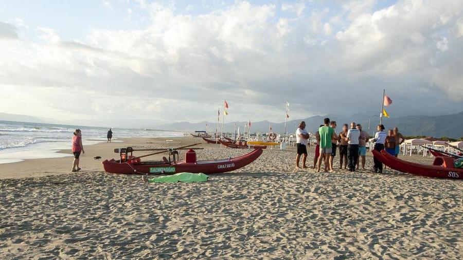 Malore in mare: turista annega a Lido di Camaiore