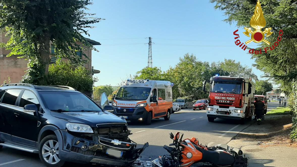 Vignola. Volo di cinque metri dopo lo schianto Ferito un motociclista di 30anni