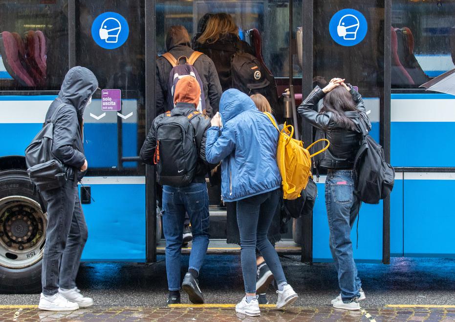 Castelvetro. «Non ci sono posti sugli autobus» Isolati gli studenti di Solignano 