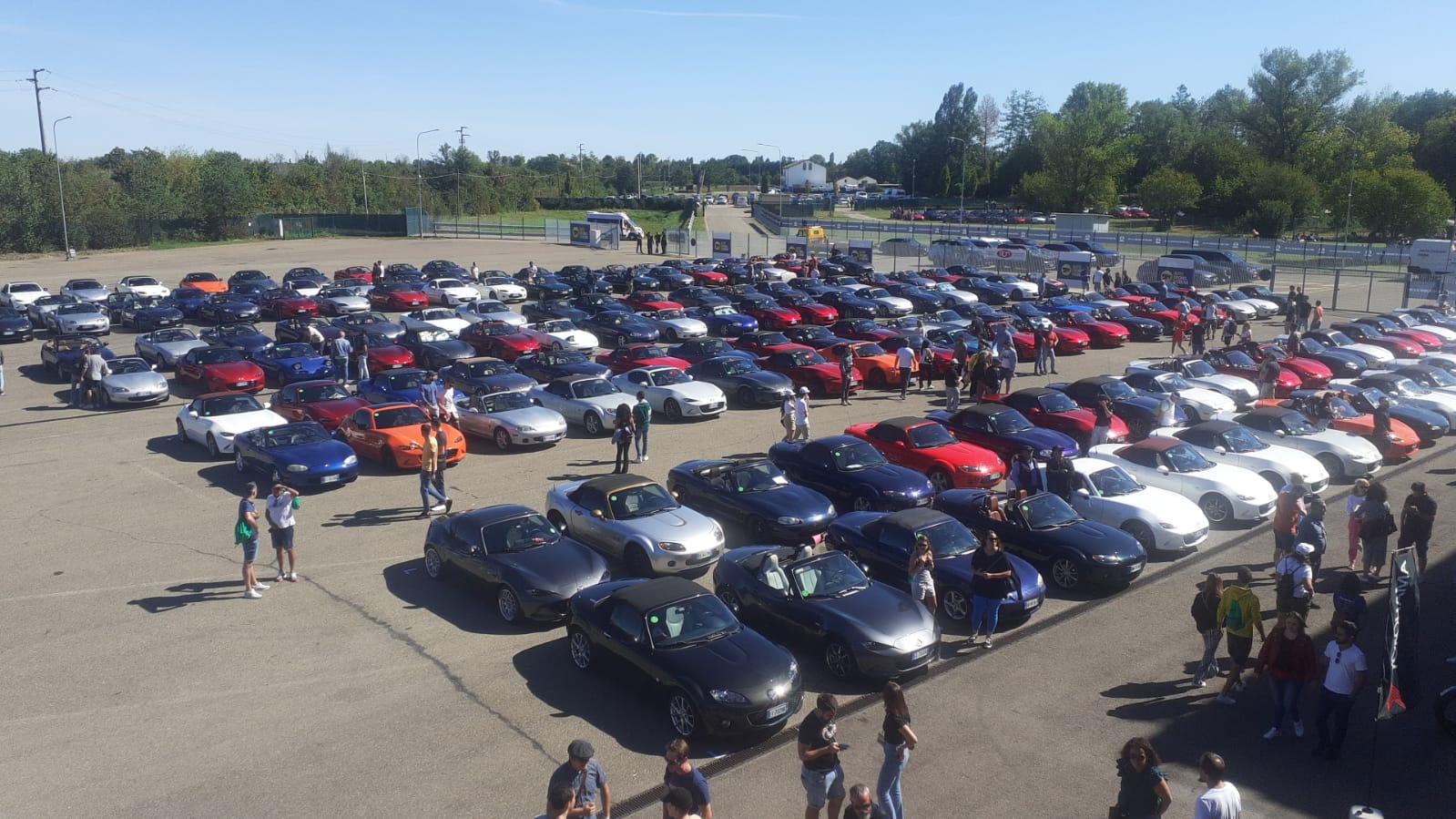 Modena nel Guinness dei primati grazie al raduno di 707 Mazda 