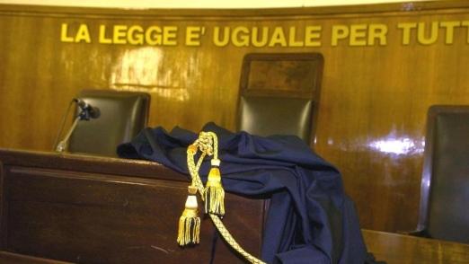 Pontedera, la denuncia di un automobilista: «Ho preso schiaffi dal vigile urbano»