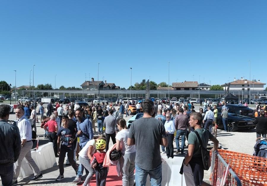 Lamborghini, è amore vero. In 2.500 a Pieve di Cento