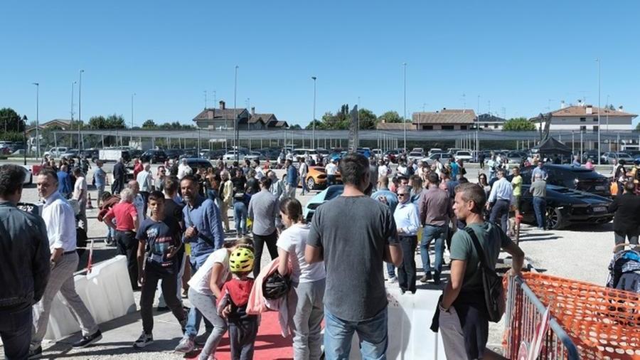 Lamborghini, è amore vero. In 2.500 a Pieve di Cento