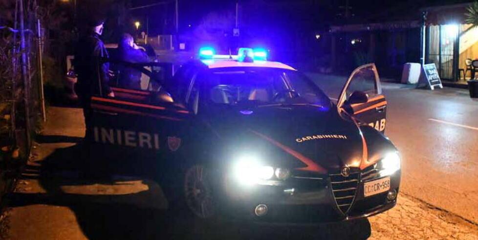 Viareggio, picchiato e rapinato in centro. La testimone: «Non ricordava nulla, così l'ho aiutato» 