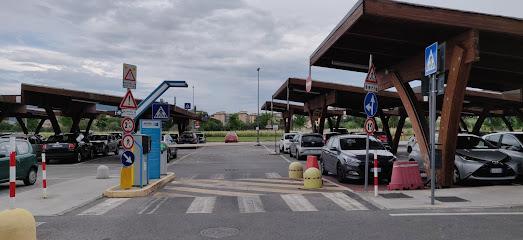 Arrestato mentre ruba nell’auto di un dipendente dell’ospedale