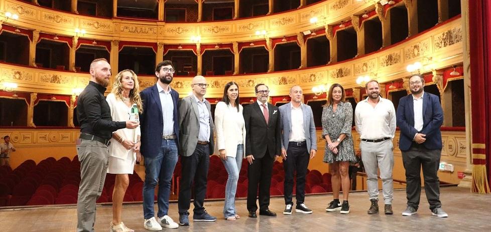 La giunta sul palcoscenico del teatro Guglielmi