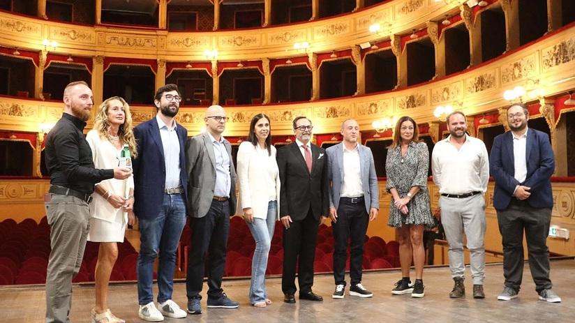 La giunta sul palcoscenico del teatro Guglielmi