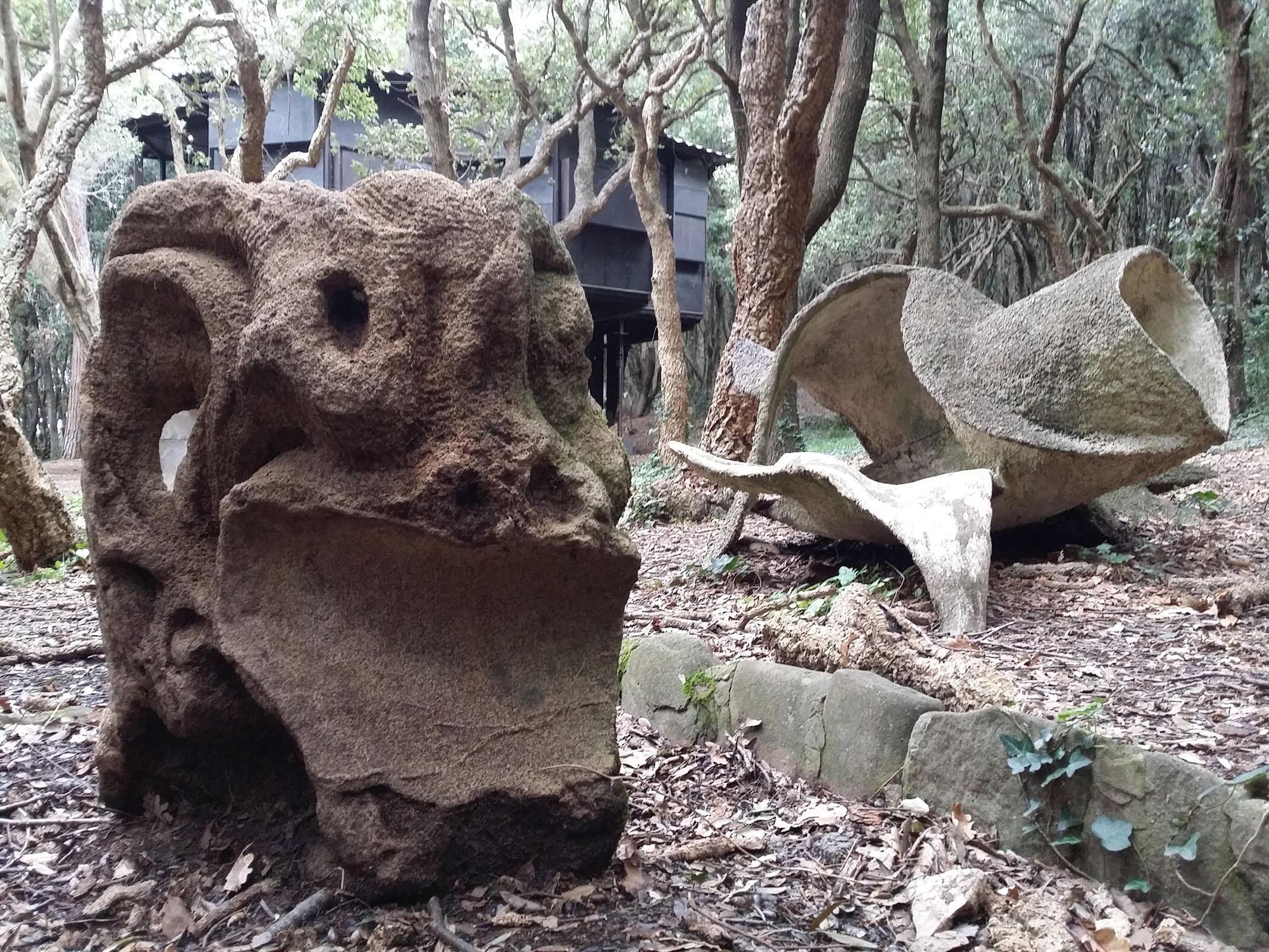 Esagono, sculture di Giorgini come area gioco per i figli