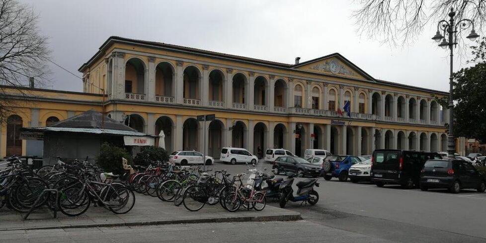 Tre ragazzi fermati fuori dalla stazione di Lucca con hashish e coltello a serramanico