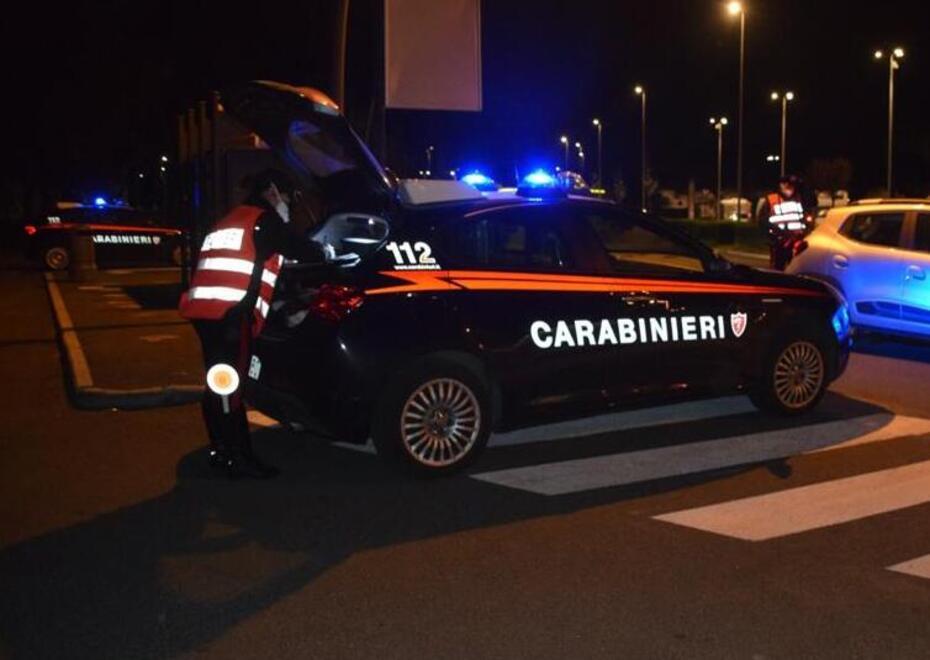Vuole la sigaretta e lo prende a pugni, dopo colpisce anche i carabinieri 