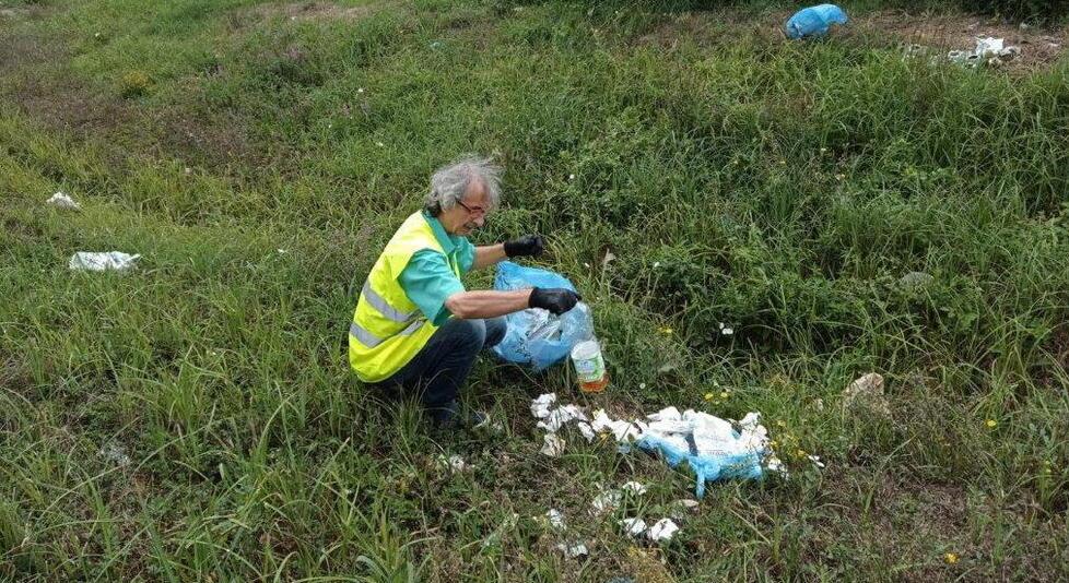 Rifiuto selvaggio al casello di Capannori