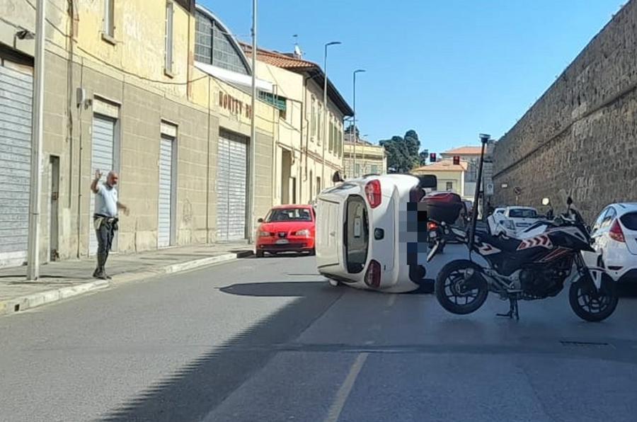 
	L'auto ribaltata

