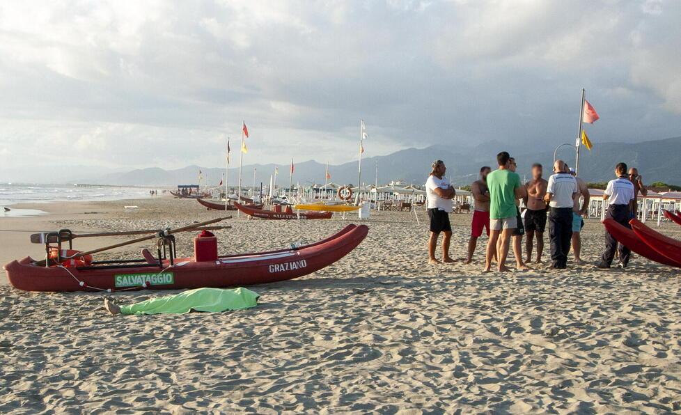 Tragedia a Lido di Camaiore, muore a 56 anni in mare davanti all’amico
