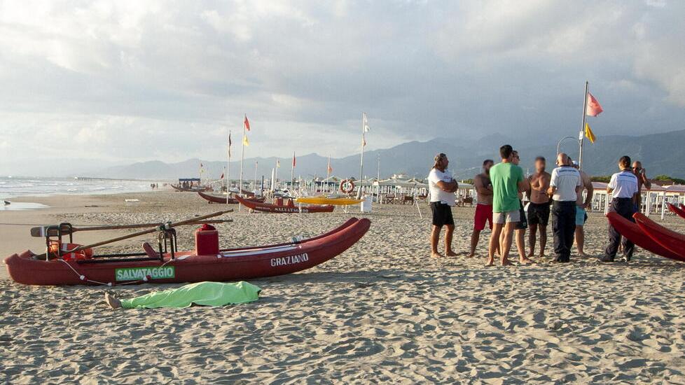 Tragedia a Lido di Camaiore, muore a 56 anni in mare davanti all’amico