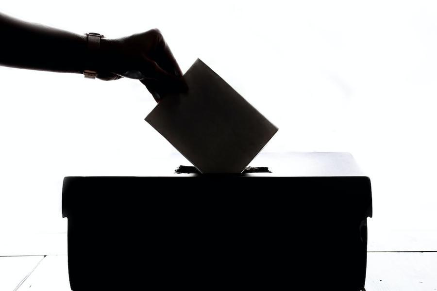 Elezioni politiche, tessera elettorale: orari straordinari per il rilascio o per le carte d’identità a Modena