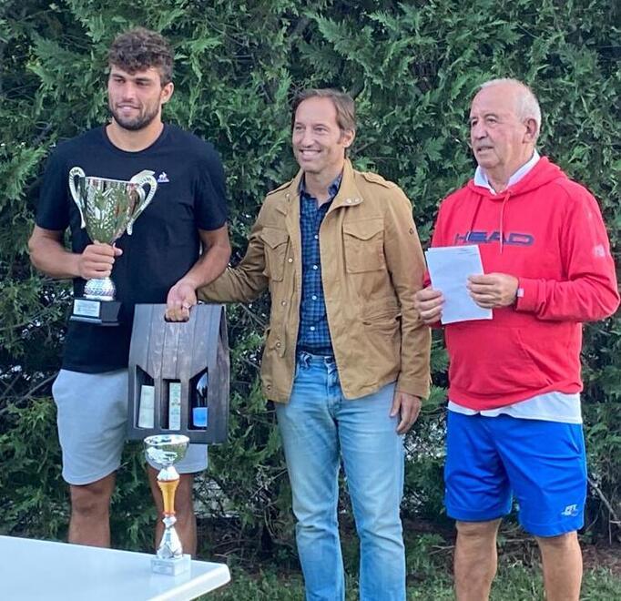Leonardo Braccini con la coppa