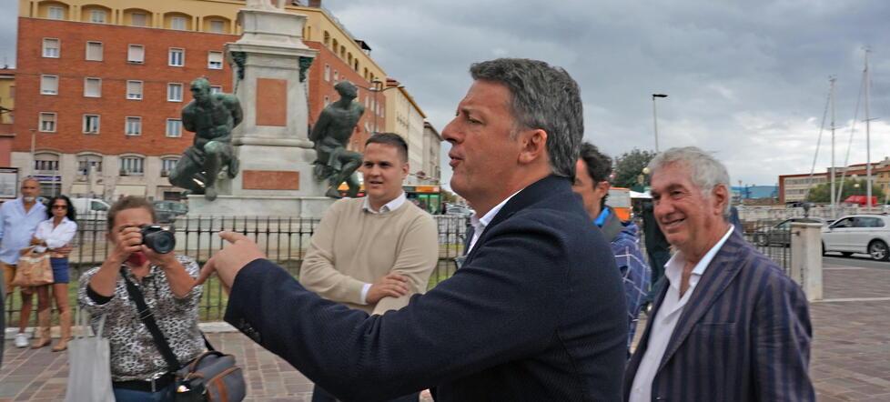 Renzi show tra Bella Ciao e selfie: «No alla chiusura dell’inceneritore»