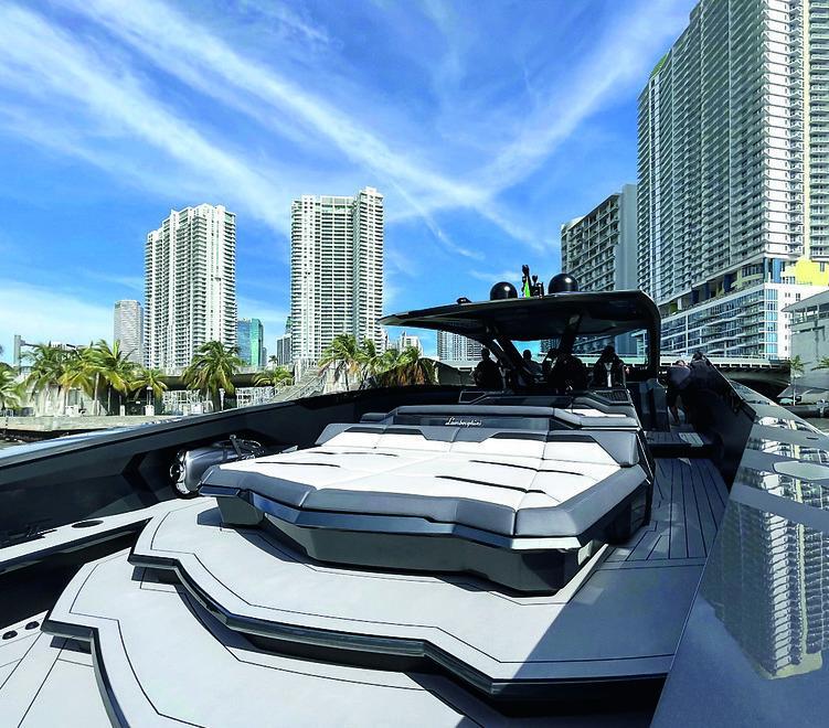 A Miami consegnato il primo super yacht in stile Lamborghini