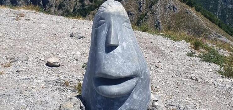 Seravezza, il giallo della statua "esposta" sul monte Forato: sentiti gli scultori versiliesi 