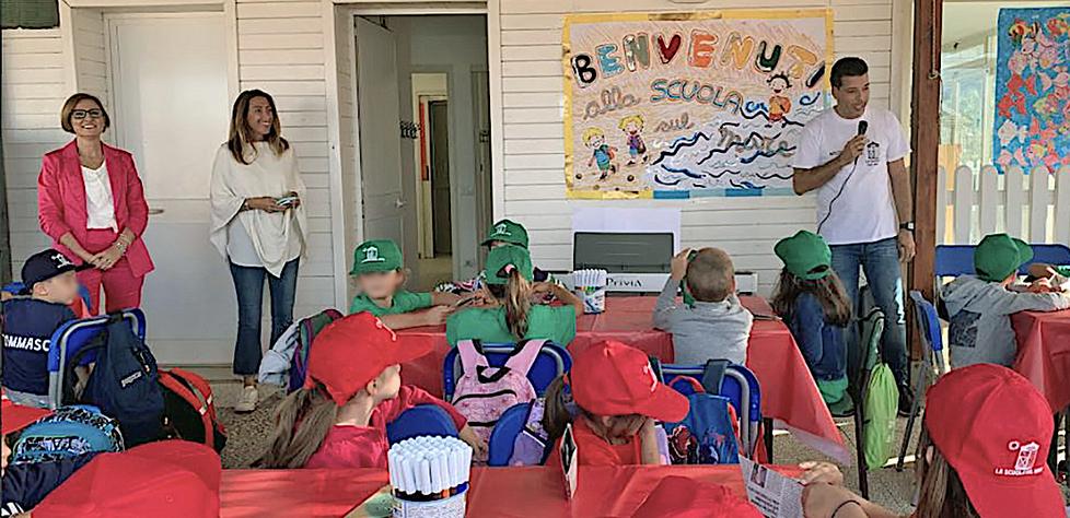 Le pareti sono il mare e il soffitto è il cielo, a Forte la prima campanella della scuola sulla spiaggia 