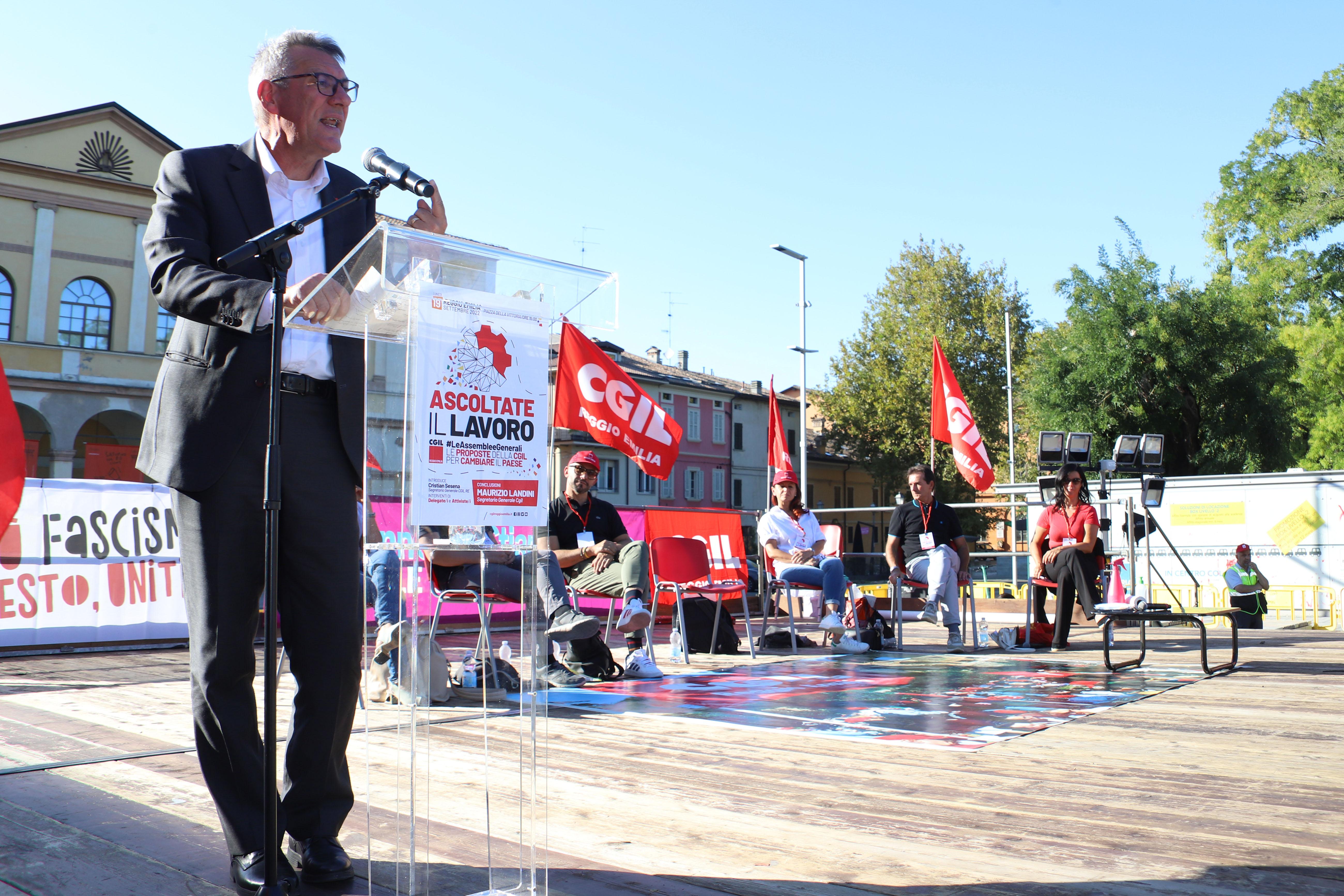 «Basta morti sul lavoro e precari». Landini infiamma piazza Vittoria