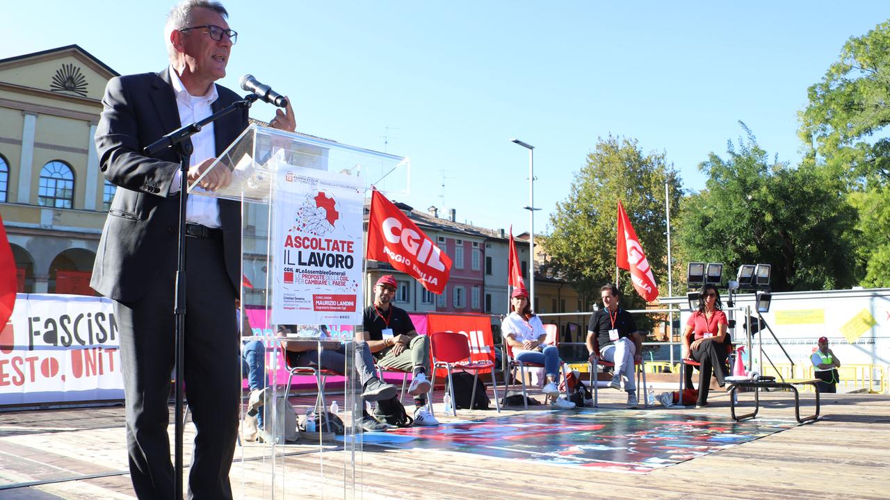 «Basta morti sul lavoro e precari». Landini infiamma piazza Vittoria