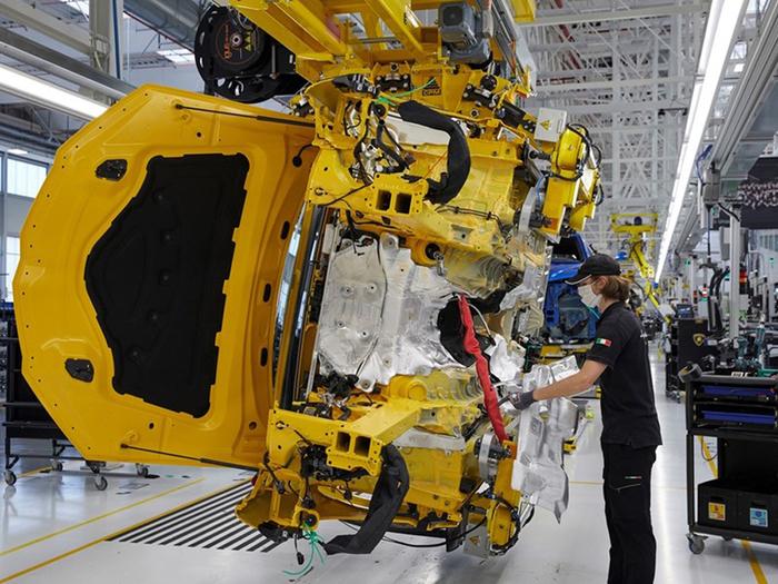 La metalmeccanica decolla ma gli operai restano a terra