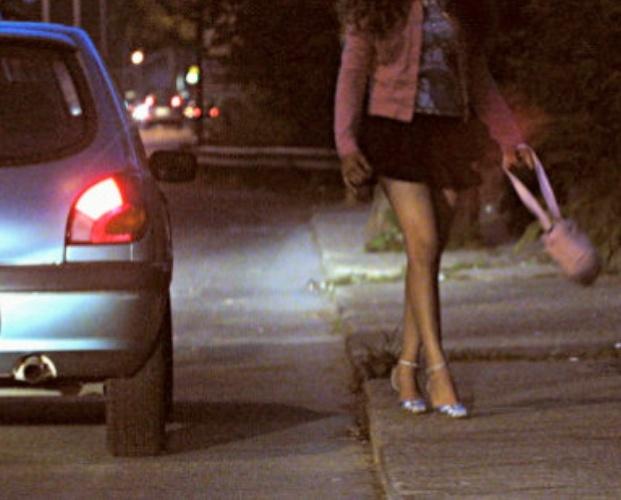 Fa da autista alla prostituta. Condannato cliente 65enne