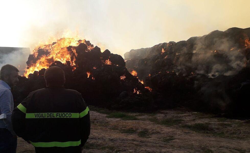 Maranello. In fiamme 3mila rotoballe di fieno: ragazzini in fuga, indagini in corso 