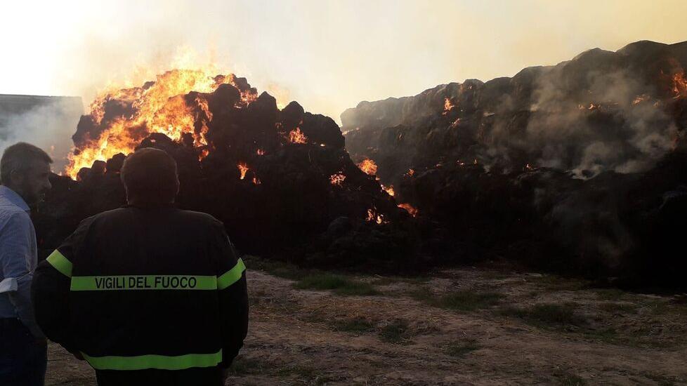 Maranello. In fiamme 3mila rotoballe di fieno: ragazzini in fuga, indagini in corso