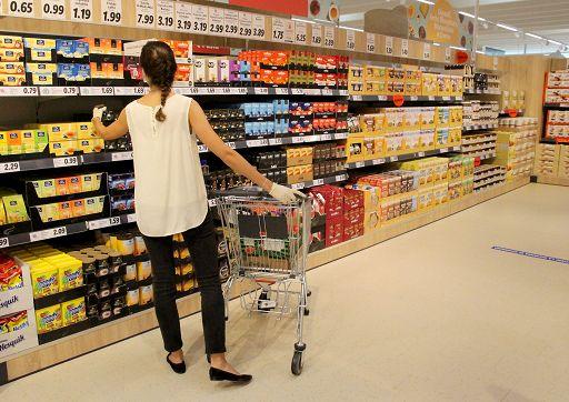 Alimentari, prezzi pazzi e carrelli sempre più vuoti – la tabella degli aumenti