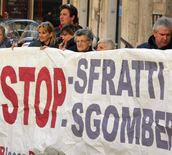 Boom di sfratti, in Toscana sono 250 al mese: «O paghiamo l’affitto o le bollette» 