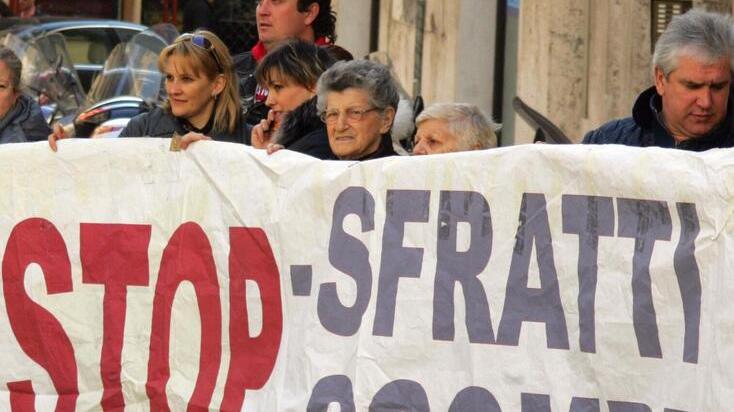 Boom di sfratti, in Toscana sono 250 al mese: «O paghiamo l’affitto o le bollette»