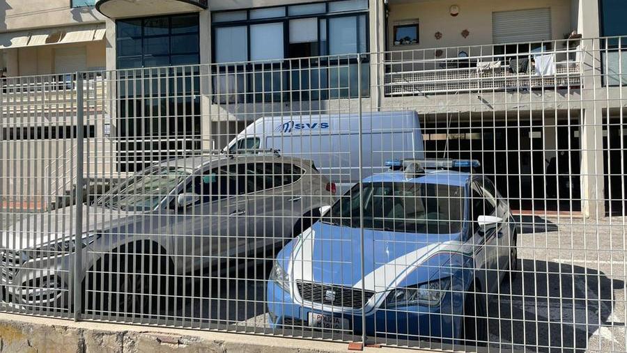 La polizia di Stato e le onoranze funebri Svs sul posto