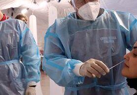 Sassari, tamponi mai eseguiti su 3 no vax: farmacista indagata