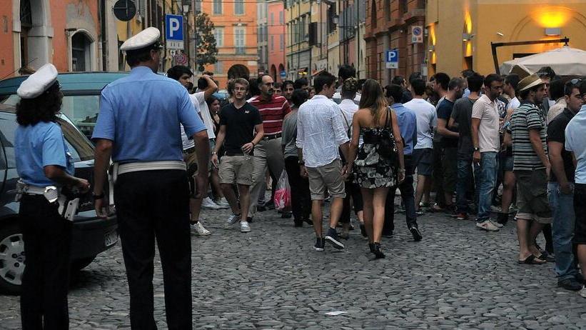 Modena, Pomposa e dintorni. Polizia locale, controlli notturni E il Comune incontra gli esercenti