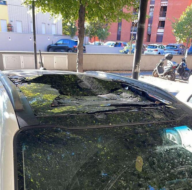 Il tetto dell’auto distrutto dal masso di marmo staccatosi dal terrazzo