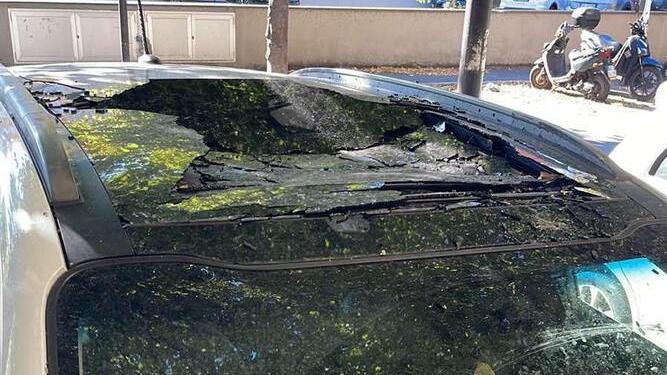 Il tetto dell’auto distrutto dal masso di marmo staccatosi dal terrazzo