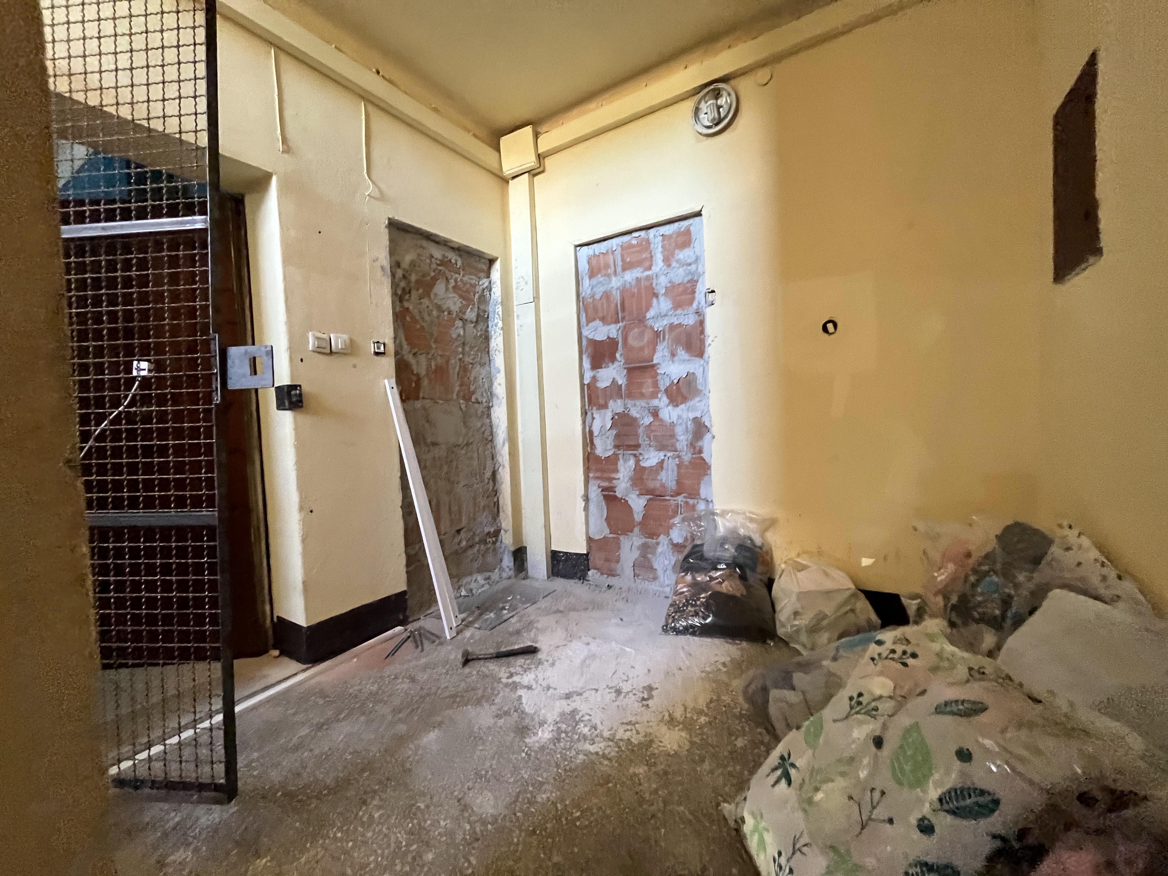 Le operazioni di muratura di alcune porte e finestre degli alloggi liberati