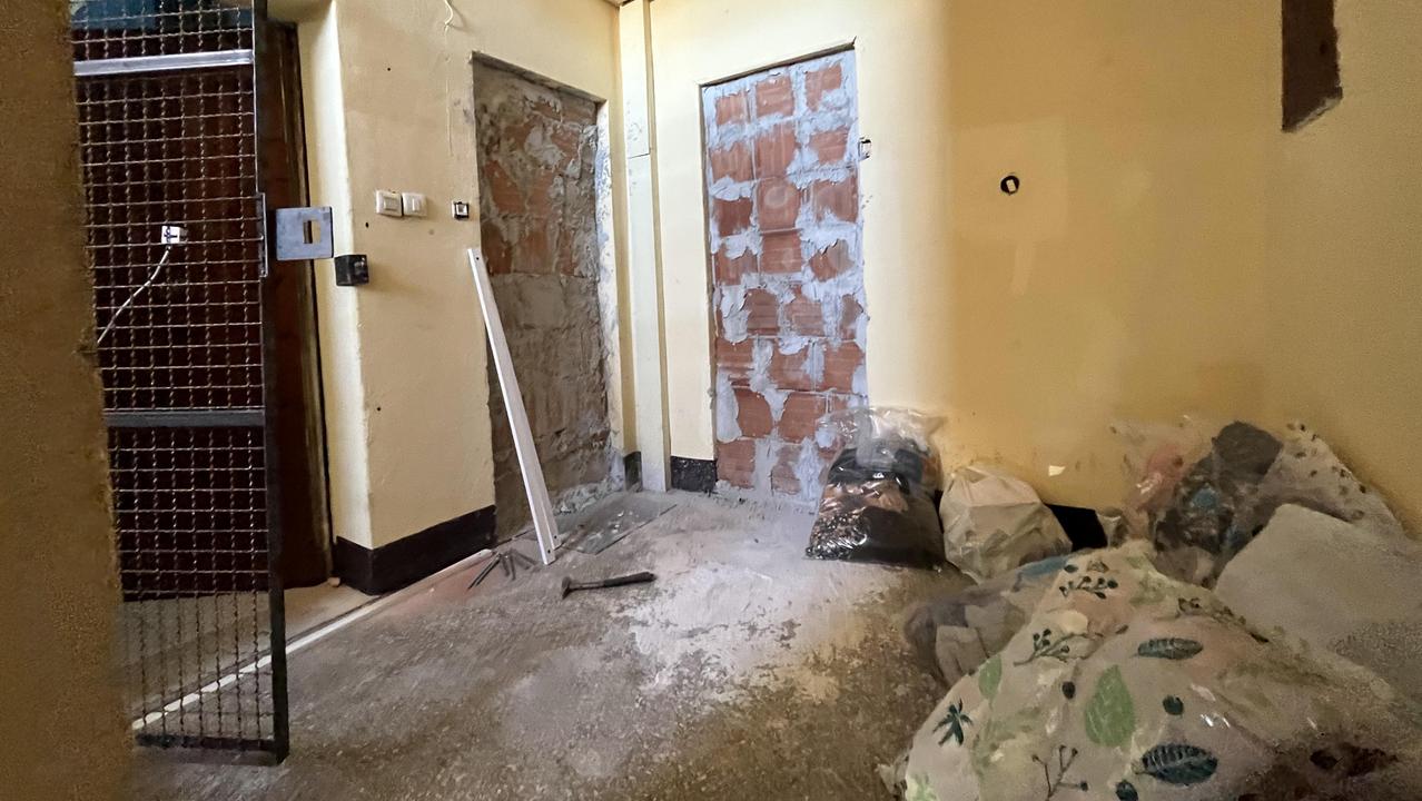Le operazioni di muratura di alcune porte e finestre degli alloggi liberati