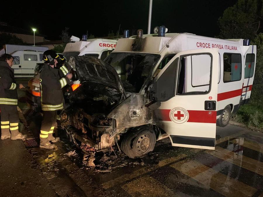 Rogo nella notte, brucia un’ambulanza della Croce Rossa