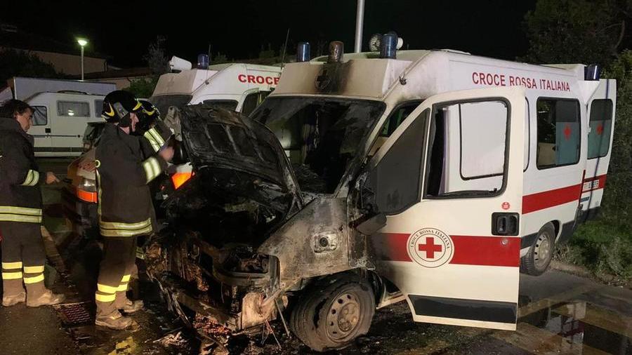 Rogo nella notte, brucia un’ambulanza della Croce Rossa