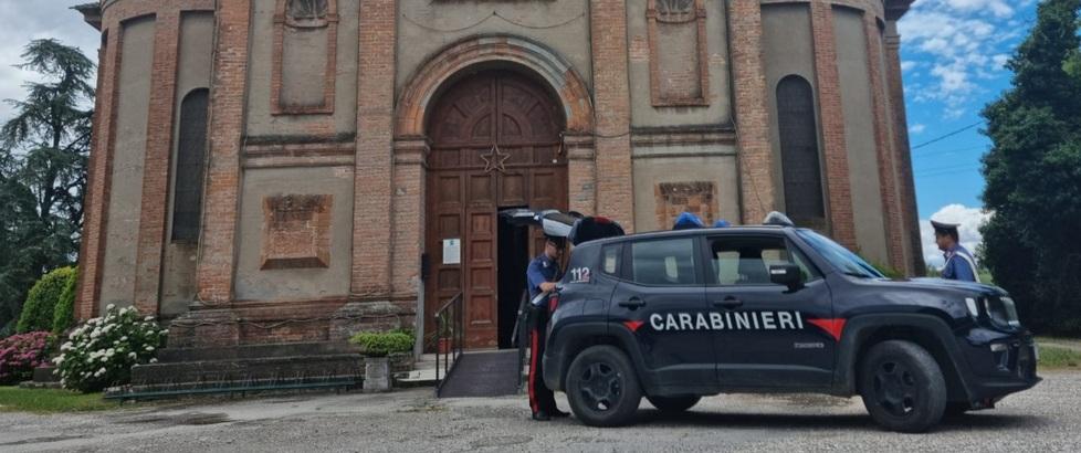 Argenta. Tentano di trafugare una vasca da bagno 