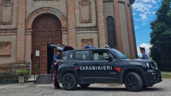 Argenta. Tentano di trafugare una vasca da bagno
